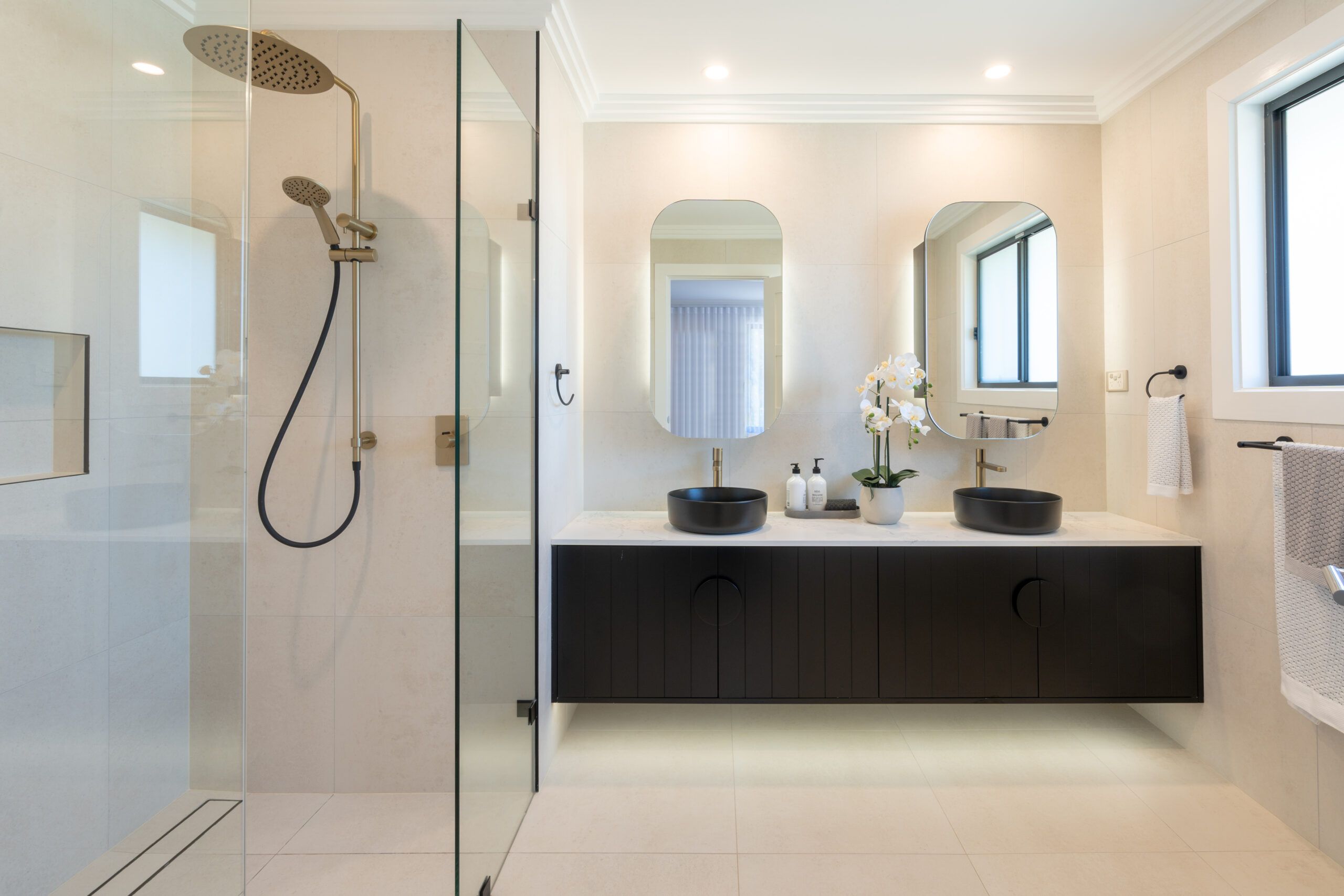 Monochrome modern bathroom design